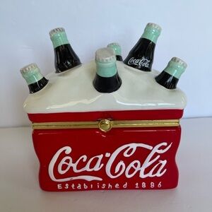 Coke Coca-Cola Ceramic Hinged Box * Ice
Chest With 6 Bottles 'On Ice' De…
